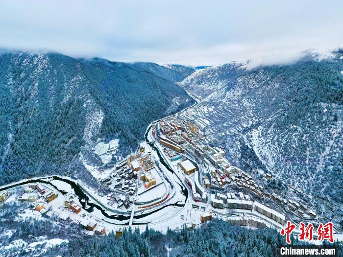 壤塘的雪后美景?！∪捞量h融媒體中心供圖