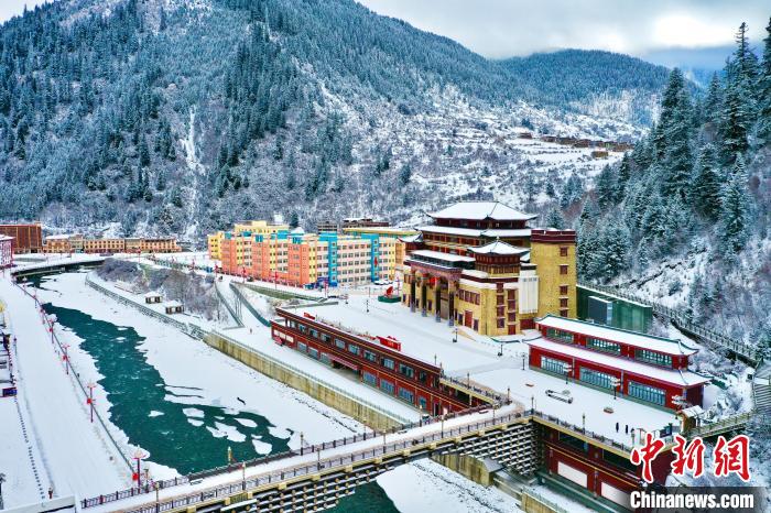 壤塘的雪后美景?！∪捞量h融媒體中心供圖
