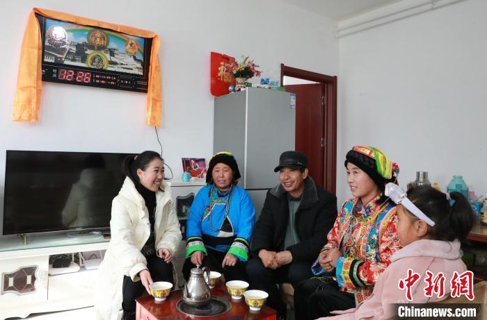 新家是兩層小樓房，一樓布置得充滿現(xiàn)代感，喝著藏式奶茶，一家人聊著今年春節(jié)怎么過(guò)?！《∷?攝