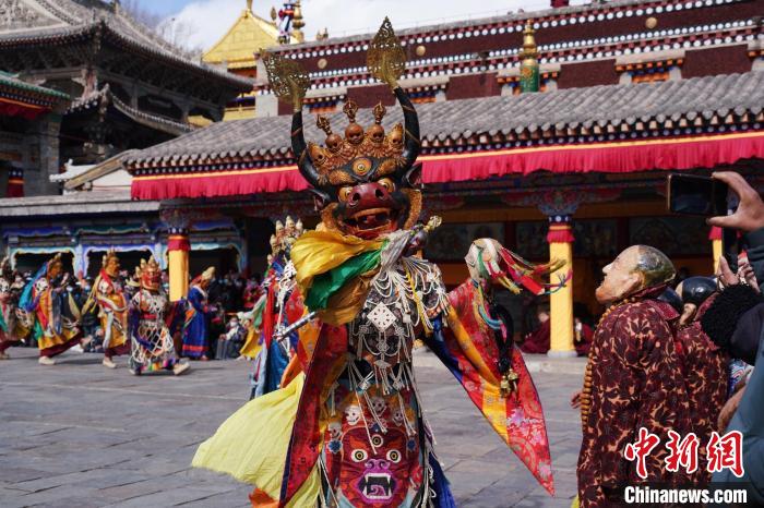 圖為塔爾寺僧侶進(jìn)行“跳欠”儀式。　馬銘言 攝