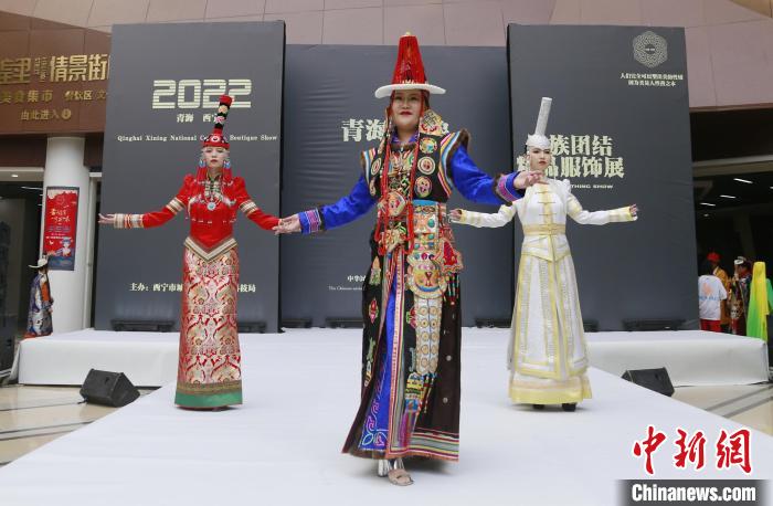 圖為模特展示蒙古族服飾?！●R銘言 攝