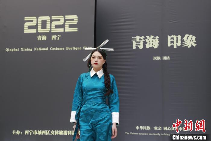 圖為模特展示少數(shù)民族服飾。　馬銘言 攝