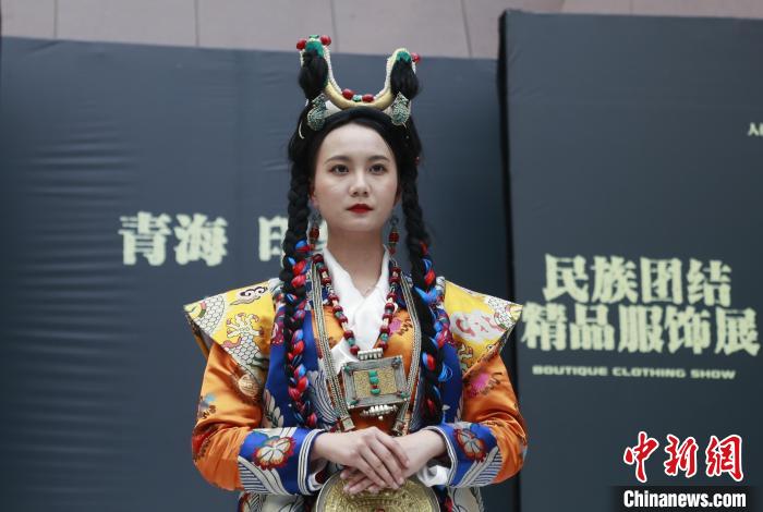 圖為模特展示藏族服飾?！●R銘言 攝
