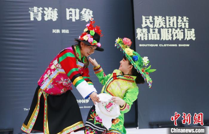 圖為模特身穿土族服飾進行“土族刺繡”表演?！●R銘言 攝