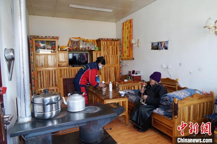圖為敬老院護(hù)工為老人打掃屋內(nèi)衛(wèi)生?！●R銘言 攝