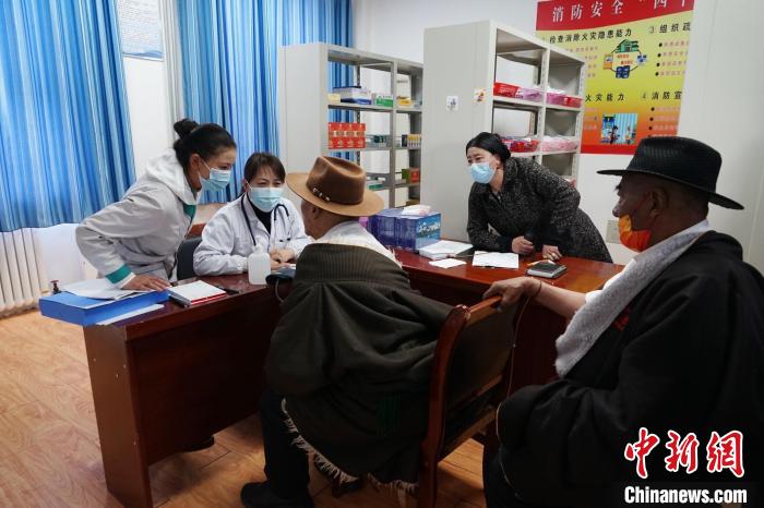圖為骨科醫(yī)生為敬老院老人們進(jìn)行集中檢查?！●R銘言 攝