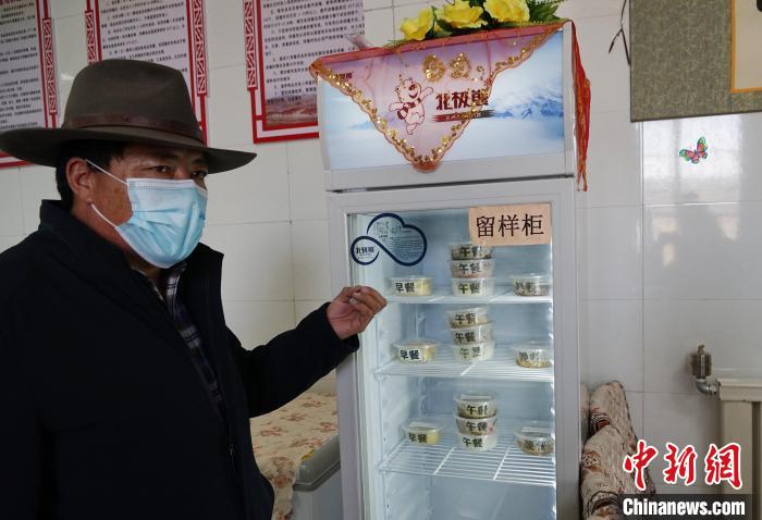 圖為敬老院院長(zhǎng)德高介紹，老人們的三餐均有留樣記錄?！●R銘言 攝