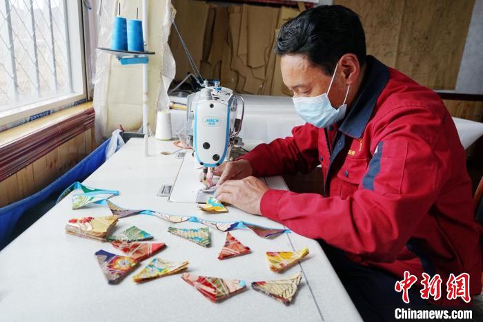 圖為工人正在制作藏式手工藝品?！●R銘言 攝