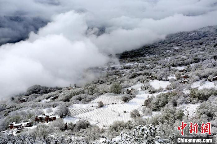 雪后的丹巴半山云霧繚繞。　李永安 攝