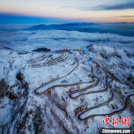 雪后的牛背山山頂和崎嶇的公路?！±顒P 攝