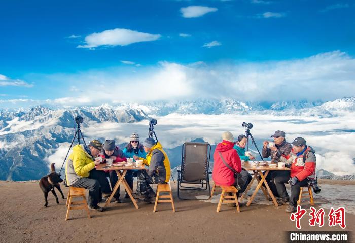 牛背山頂攝影家們的早餐?！d 攝
