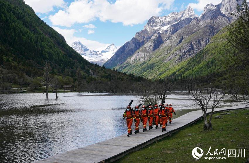 沿著海子旁的棧道攜裝巡護(hù)。程雪力攝