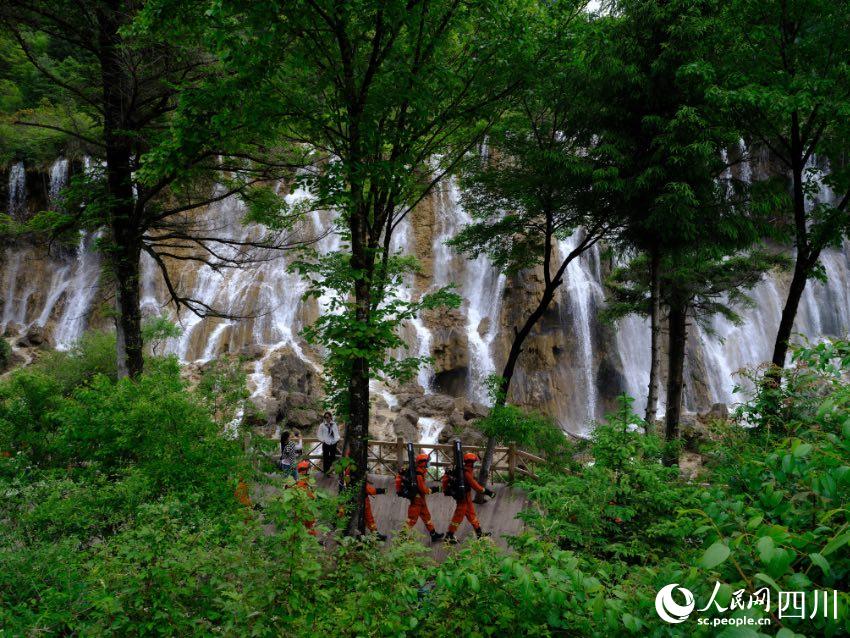 消防救援人員在景區(qū)內(nèi)各個(gè)景點(diǎn)巡護(hù)。程雪力攝