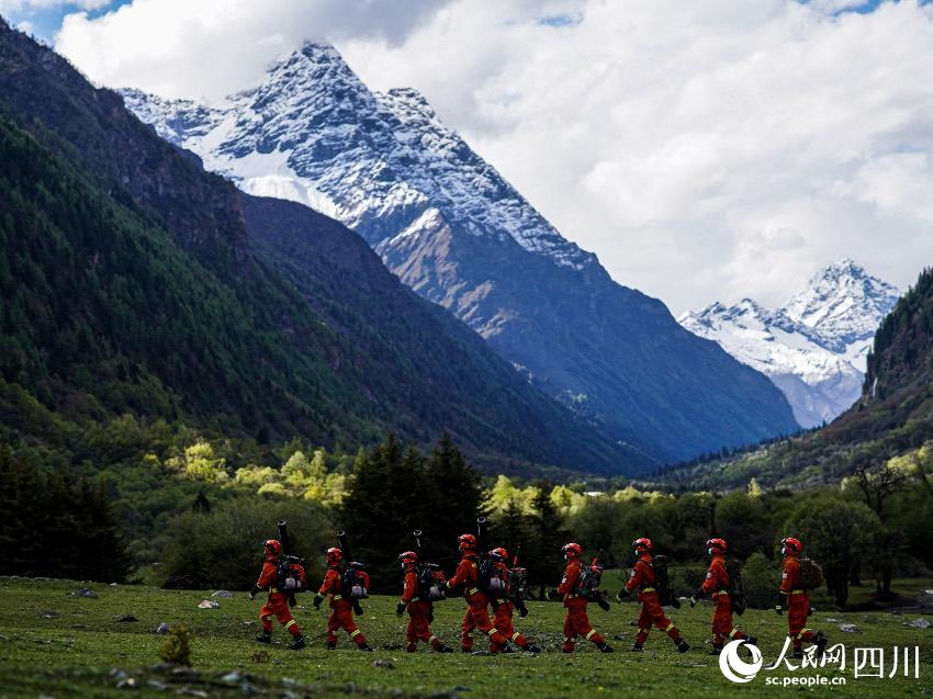 四姑娘山靠前駐防分隊(duì)在四姑娘山下攜裝巡護(hù)。程雪力攝