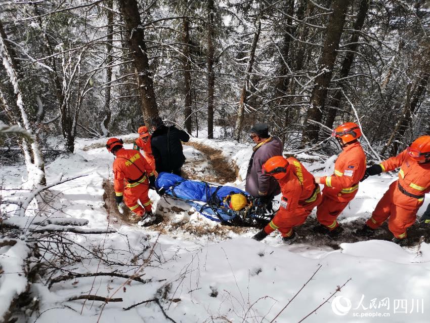 四姑娘山靠前駐防分隊(duì)緊急救援登山墜崖游客。程雪力攝