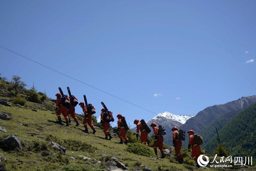 用腳步丈量四姑娘山。程雪力攝