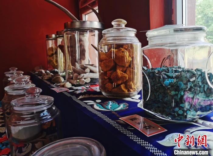 圖為唐卡繪畫礦物顏料展示?！?zhí)砀?攝
