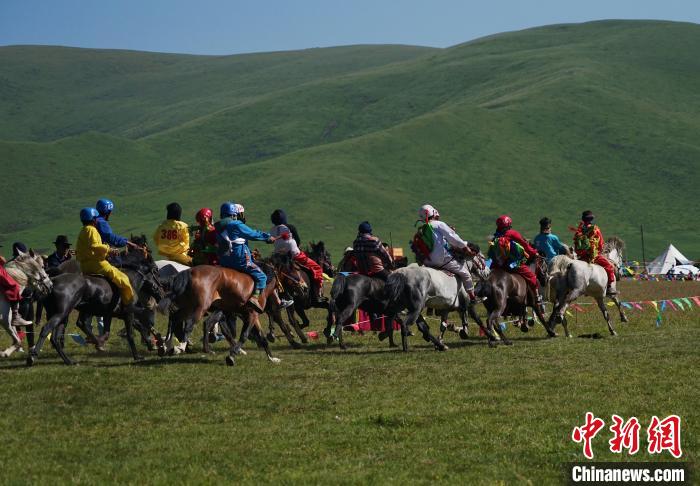 圖為選手進(jìn)行3000米賽馬比賽?！●R銘言 攝