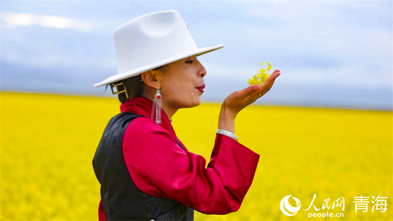 游客在花海中徜徉。人民網(wǎng) 張皓芃攝