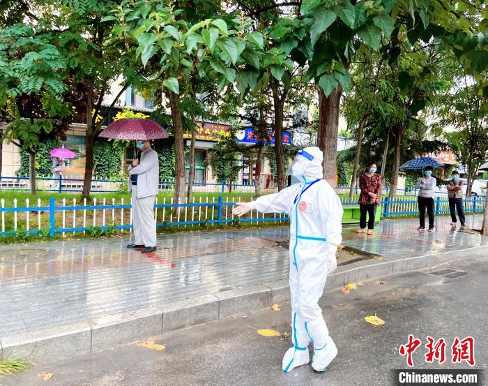 高原小城青海尖扎抗疫見聞：柔肩亦可擔(dān)重任，夫妻檔聞令而動