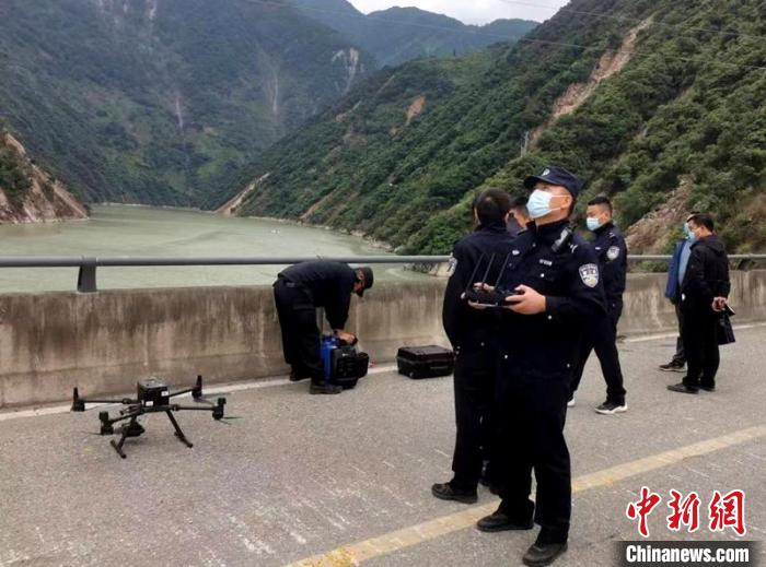民警組成的搜尋隊(duì)利用無人機(jī)在震區(qū)開展空中巡查?！「首沃莨簿止﹫D