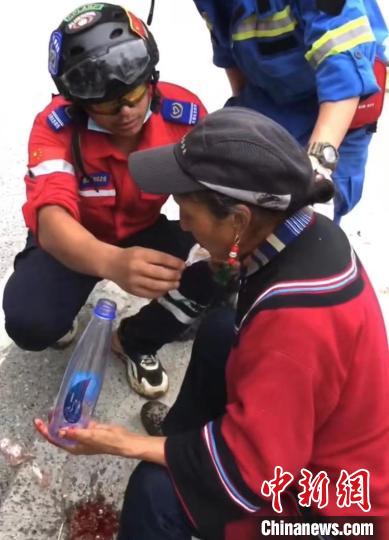 筠連筠愛青年應(yīng)急救援隊救援人員正在為傷員傷口清理?！∈茉L者供圖