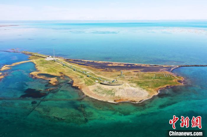 圖為無人機(jī)航拍青海湖?！≮w海梅 攝