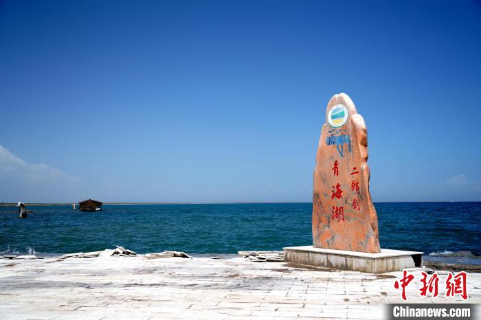 圖為青海湖景區(qū)一角?！O睿 攝