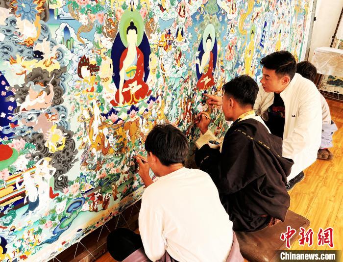 青海唐卡藝術小鎮(zhèn)：“勞模畫師”師帶徒，文化扶貧富一方