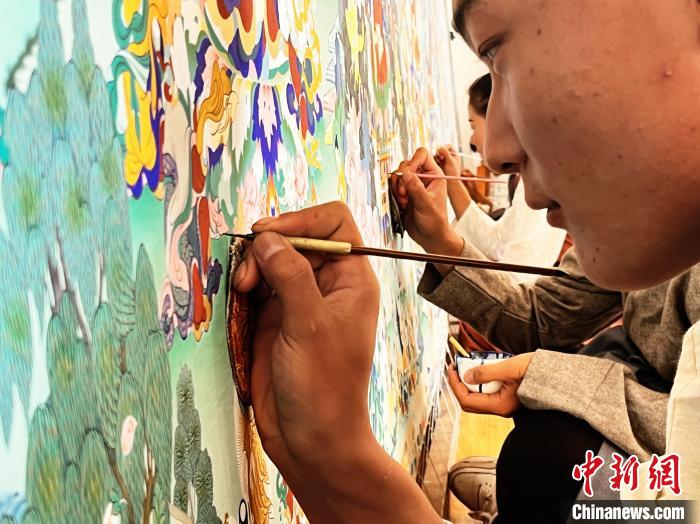 圖為畫師繪畫唐卡?！●R文莉 供圖