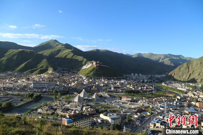 圖為航拍玉樹(shù)市?！∮駱?shù)市委宣傳部供圖