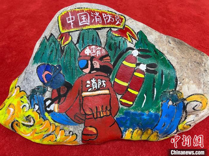 圖為玉樹消防指戰(zhàn)員創(chuàng)作的石頭畫作品《沖鋒有我》?！O瑞祥 攝