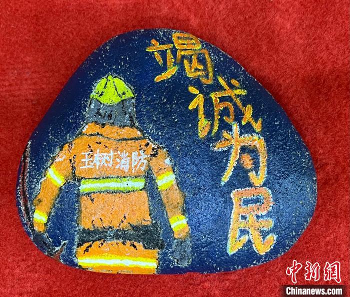 圖為玉樹消防指戰(zhàn)員創(chuàng)作的石頭畫作品《逆行在路上》?！O瑞祥 攝