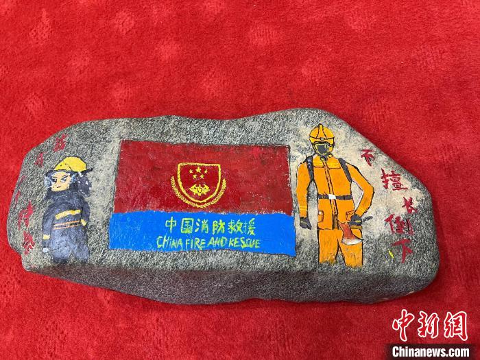圖為玉樹消防指戰(zhàn)員創(chuàng)作的石頭畫作品《我有一個特點“不擅長倒下”》?！O瑞祥 攝