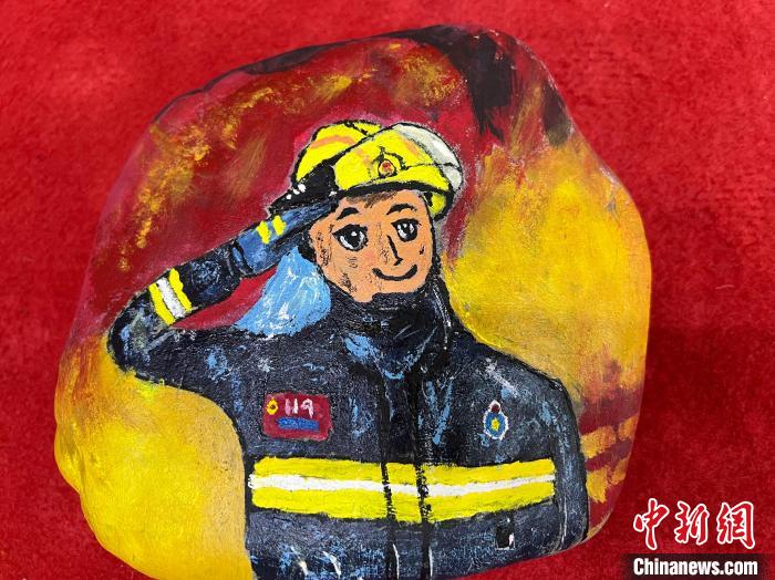 圖為玉樹消防指戰(zhàn)員創(chuàng)作的石頭畫作品《請祖國和人民放心》。　孫瑞祥 攝
