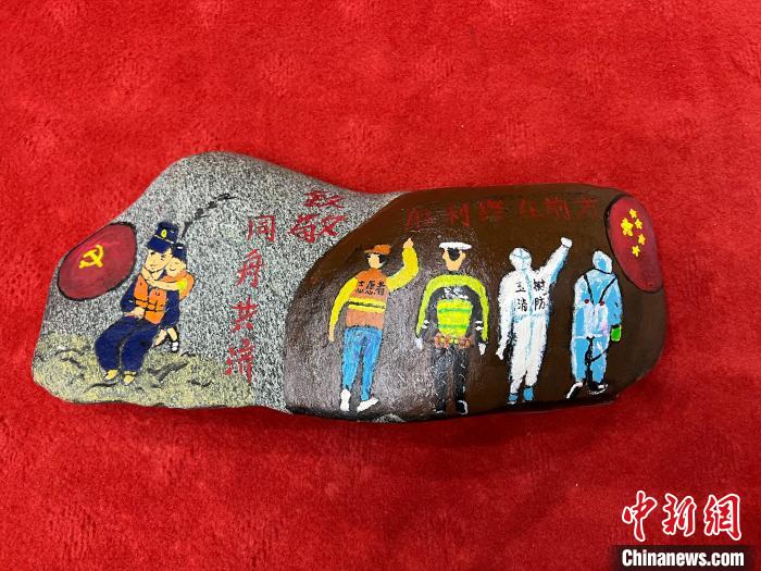 圖為玉樹消防指戰(zhàn)員創(chuàng)作的石頭畫作品《致敬“抗疫戰(zhàn)線”逆行的所有人》?！O瑞祥 攝