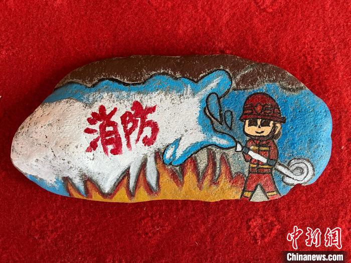 圖為玉樹消防指戰(zhàn)員創(chuàng)作的石頭畫作品《永遠沖鋒在前》?！O瑞祥 攝