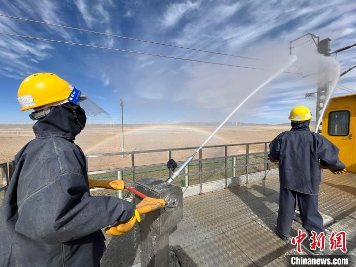 圖為水炮手操作高壓水槍對(duì)絕緣子進(jìn)行清洗。　高啟宏 攝