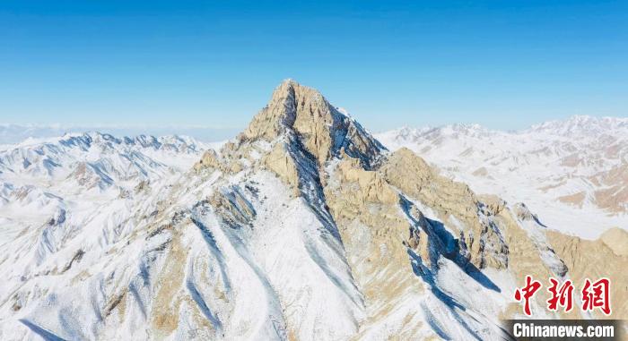 圖為山川被白雪覆蓋。　都蘭縣融媒體中心供圖