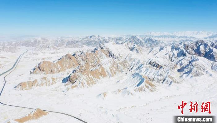 圖為無人機(jī)航拍高原雪景?！《继m縣融媒體中心供圖