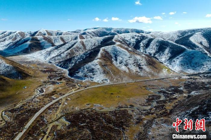 西成高鐵紅原2號隧道出口附近山頭已被雪覆蓋?！⒅铱?攝