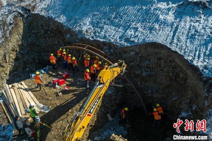 西成高鐵紅原2號隧道出口工人師傅正在進行導向墻、管棚施工作業(yè)。　劉忠俊 攝