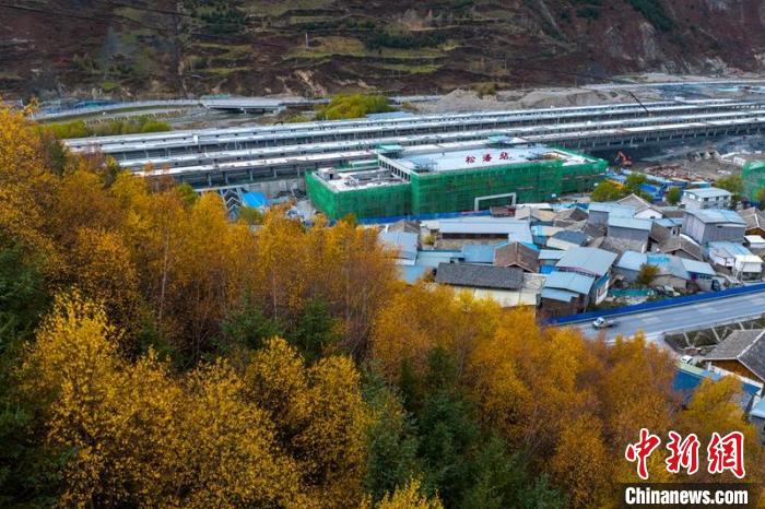 正在建設的成蘭鐵路松潘站?！⒅铱?攝