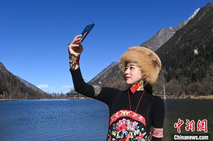 游人在畢棚溝景區(qū)拍照留念?！“苍?攝
