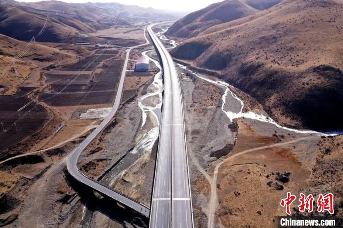 久馬高速公路阿壩50公里路段?！∈竦兰瘓F供圖