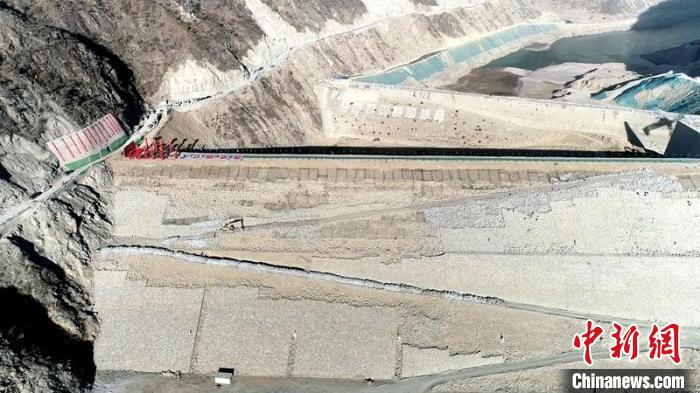 航拍巴塘水電站大壩?！≈袊?guó)安能第三工程局供圖