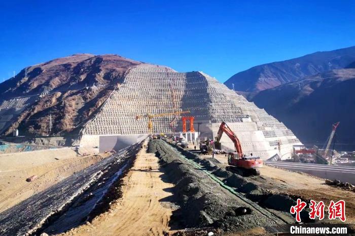 巴塘水電站大壩封頂現(xiàn)場(chǎng)?！≈袊?guó)安能第三工程局供圖