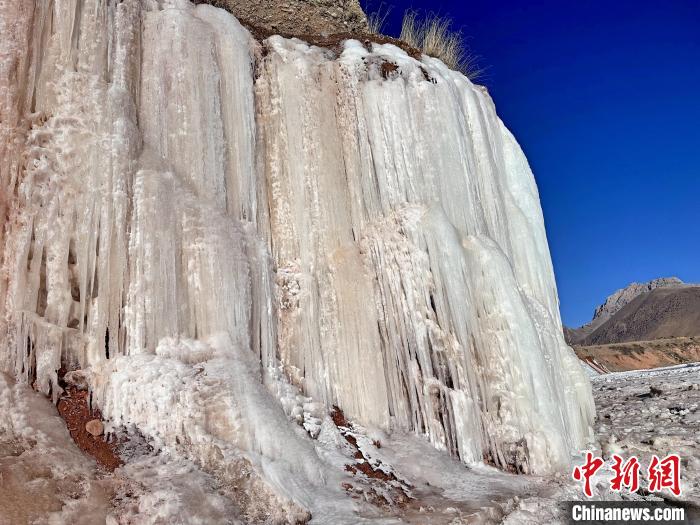 高海拔低氣溫青海雜多瀾滄江邊現“原生態(tài)”冰瀑景觀