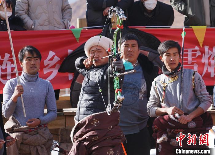 圖為藏族民眾比拼射箭技藝?！●R銘言 攝