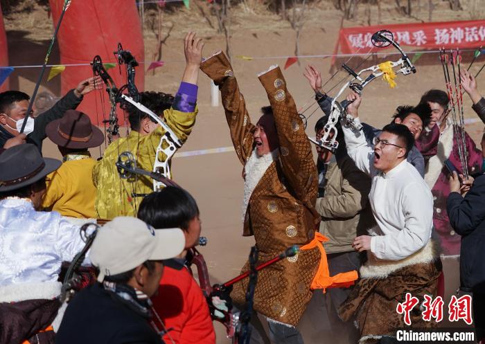 圖為藏族民眾跺腳歡呼慶祝弓箭手射中靶心?！●R銘言 攝